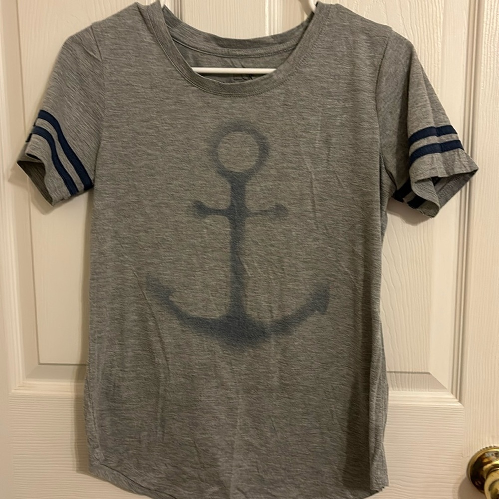 Gray T-shirt with anchor with straps on the sleeves.